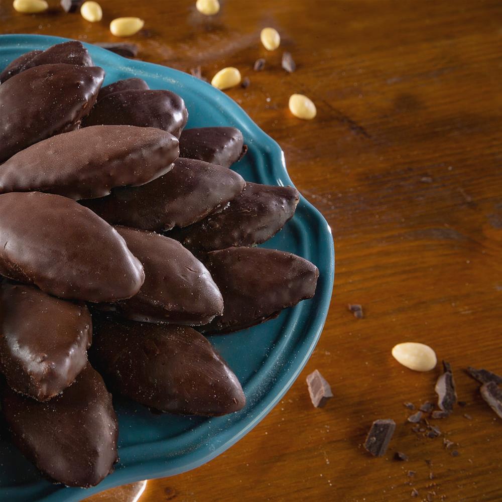 Ricciarelli al cioccolato su vassoio azzurro