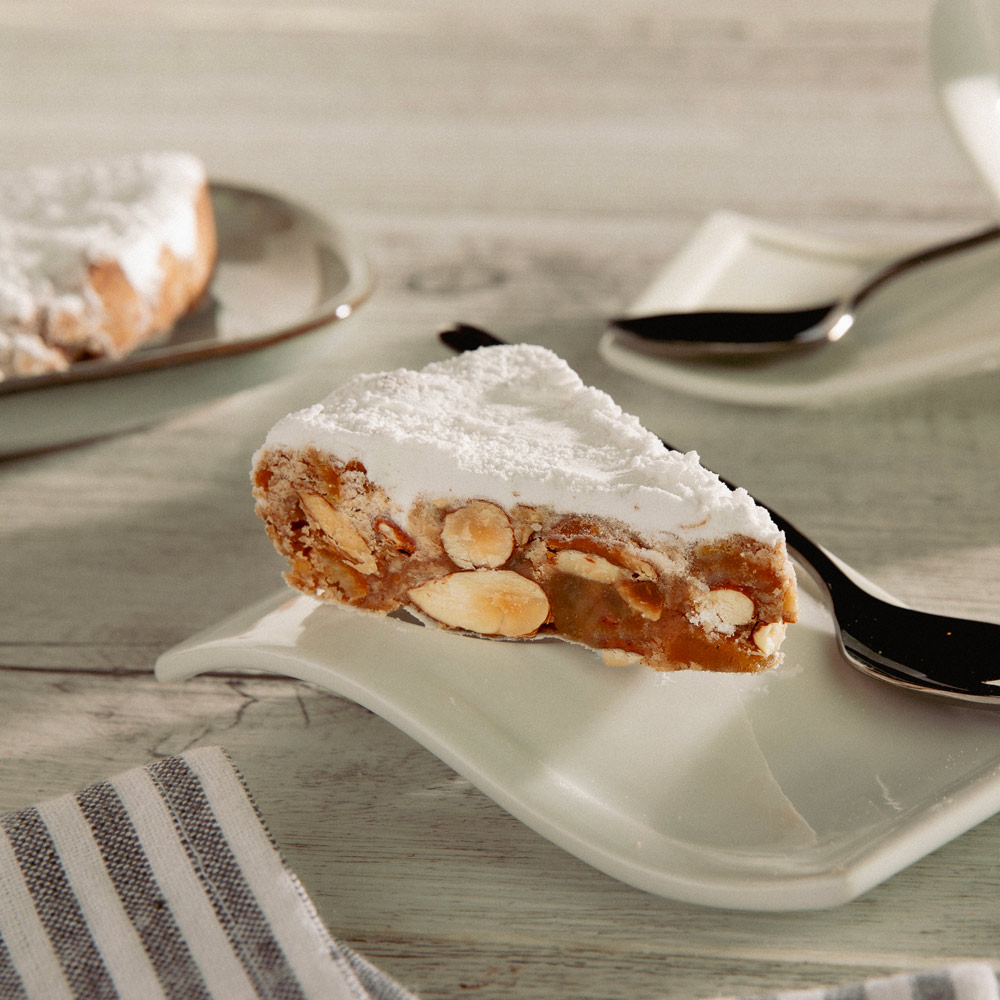 Panforte Margherita servito su piatto con cucchiaino