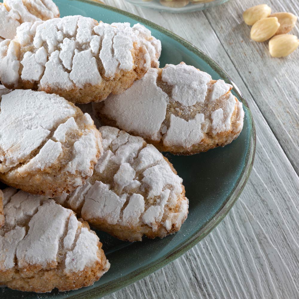Ricciarelli alle mandorle Fiore su vassoio azzurro